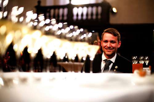 Alexander Leitner, Sommelier Fischerklause am Lütjensee, vor ihm eine lange reihe Sektgläser