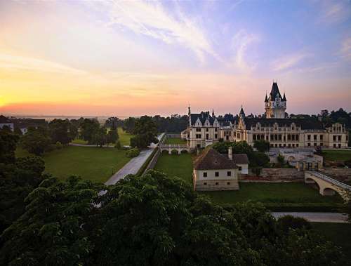 Schloss Grafenegg in der Morgendämmerung, Luftaufnahme