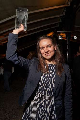 Die Siegerin der 10. Schlossquadrattrophy, Kerstin Schwertführerin, hält die Glastrophäe stolz in die Höhe