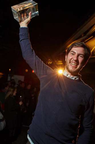 Der sympathischen Jungwinzer Paul Schabl hält freudig die Schlossquadrat-Trophy 2018 in die Höhe