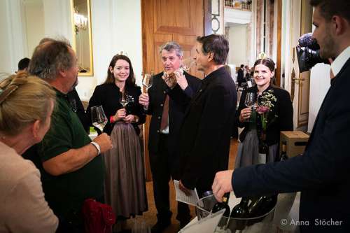 Während dem Presserundgang; Weinhoheit Maria Jöbstl, Ing. Werner Luttenberger (Geschäftsführer Wein Steiermark), Weinhoheit Katja Silberschneider
