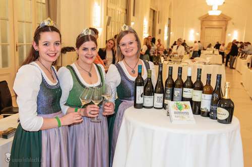 Die Steirischen Weinhoheiten Maria, Katja I. und Lisa bei der Jahrgangspräsentation in der Wiener Hofburg