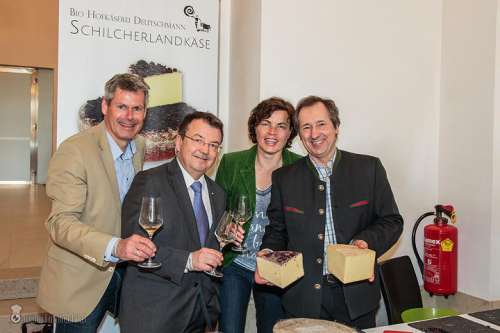 Klaus Egle, Willi Klinger, Elisabeth Egle und Franz Deutschmann beim Verkosten der Käseproben aus dem Hause Deutschmann