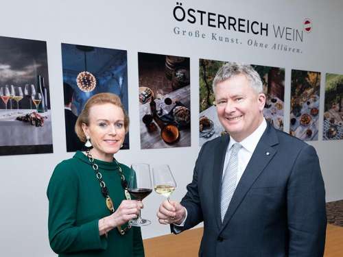 Mag. Alexandra Graski-Hoffmann und ÖWM-Geschäftsführer Chris Yorke stossen mit einem Glas Wein an