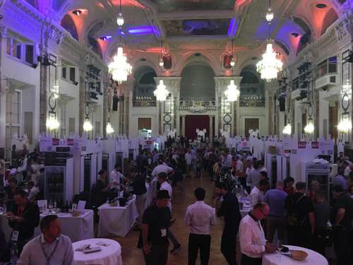 Blick in den großen Festsaal mit den Ständen der Burgenland Winzer