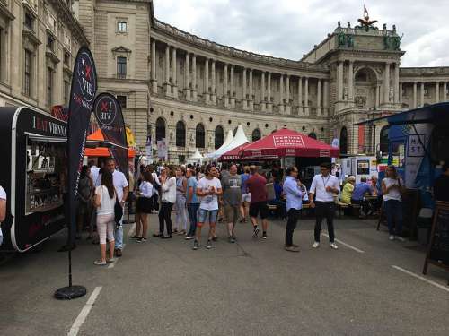 Jahrmarktstimmung bei der Vievinum: Vor dem EIngang zur Hofburg stehen Besucher an den Foodtrucks und Verkaufsständen