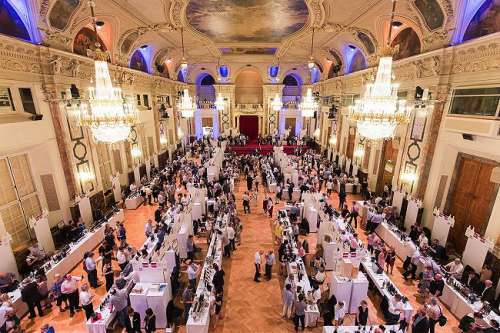 Die VieVinum in der Hofburg - viele Verkostungstische im Festsaal