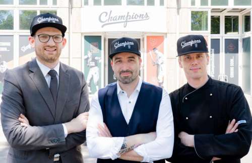 Das Team vor dem neuen Eingang der Chmapions Sportsbar