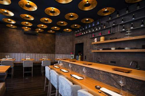 Innenansicht des neuen SushiRuhm mit der Sushibar rechts