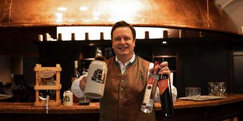 Gösser Bräu Chef Robert Grossauer beim Schnapseinschenken vor seiner neuen Bar