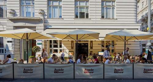 Aussenansicht des Jamie Oliver Wien mit Pawlatschen