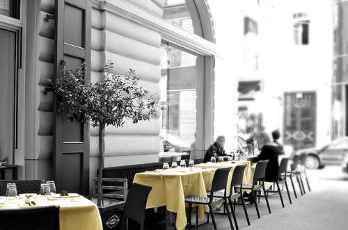 Der schattige Schanigarten des Ristorante Procacci in der Wiener Innenstadt
