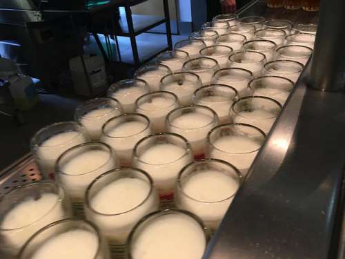 Frisch gezapfte Krügerl Budweiser stehen im Schweizerhaus in einer langen Viererreihe