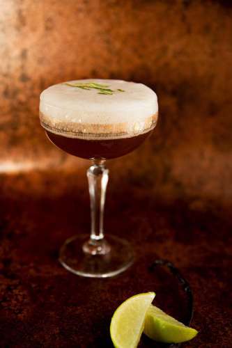 'Double Dee' ein dekonstruierter Daiquiri aus Havana Club Añejo Especial Rum, dunkler Rohrzuckersirup, gekrönt von einer molekularen Limetten-Vanille Espuma