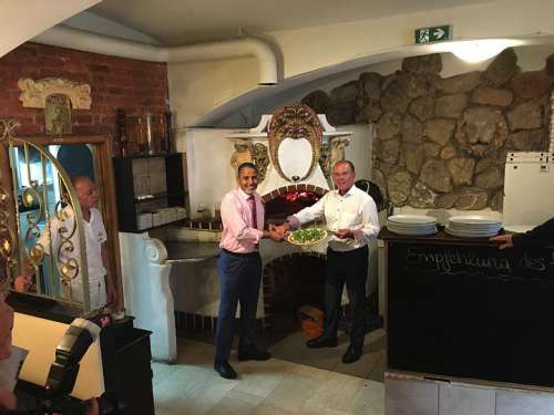 Lotfi Nasr (Inhaber) und Peter Dobcak (WKO Gastronomie-Obmann) mit einer Ruccula-Pizza vor dem Steinofen