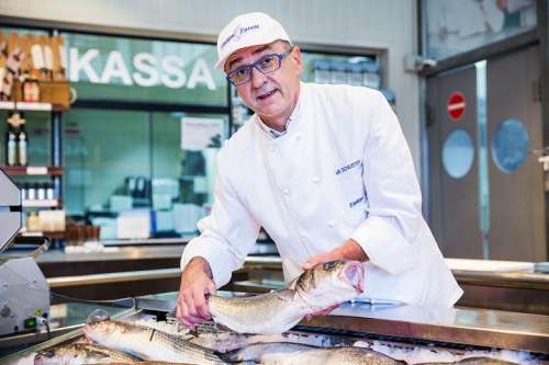 Norbert Schuster, Fischexperte bei Eishken Estate, zeigt einen Fisch