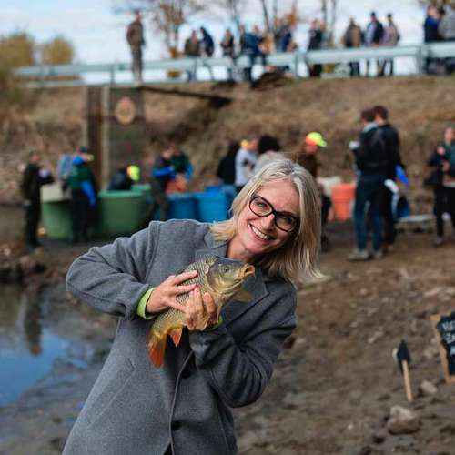 Geschäftsführerin Ja! Natürlich Martina Hörmer mit Bio-Karpfen aus dem Waldviertel