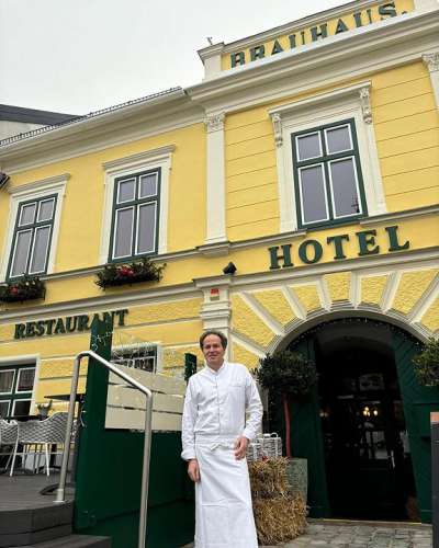 Harald Riedl vor seiner neuen Wirkungssttte, dem Brauhotel Weitra