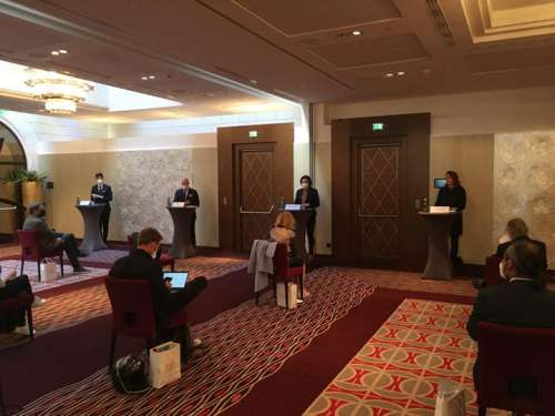 Szene der Pressekonferenz im Hansen-Kempinsky mit korrektem Social Distancing