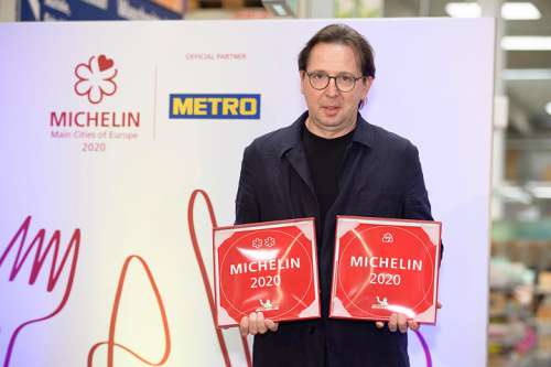 Heinz Reitbauer mit der 2-Sterne Plakette fürs Steirereck und dem Bib für die Meierei