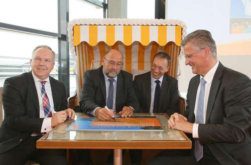 ITB Berlin 2018 Partnerland Mecklenburg-Vorpommern Führende Messe der Reiseindustrie und das deutsche Bundesland besiegeln am 12. Oktober 2017 in Rostock Ihre Zusammenarbeit - v.l.n.r: David Ruetz, Head of ITB Berlin, Harry Glawe, Minister für Wirtsc