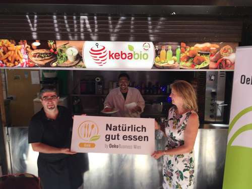 Karin Büchl-Krammerstätter überreicht die goldene 'Natürlich gut essen' Plakette an Murat Oguz