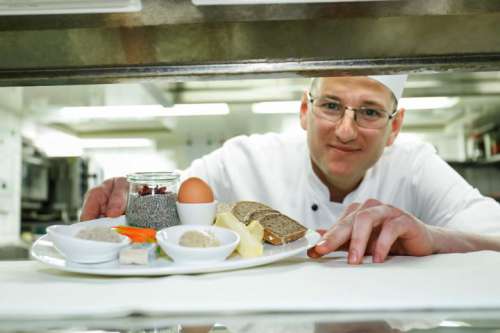 Bernhard Laimer, Küchenchef Café Central, reicht ein Frühstück über den Pass