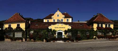 Panoramafoto des alten Hauptgebäudes der Weinkellerei Lenz Moser
