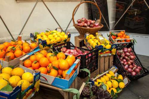 Wie ein italienischer Markt: Körbe mit Zwiebeln und Zitrusfrüchtenam Mercato Barbaro im Innenhof des Palais Harrach