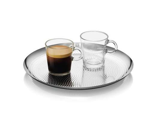 Nespresso Serviertablett mit einer leeren und einer vollen View Lungo Tasse