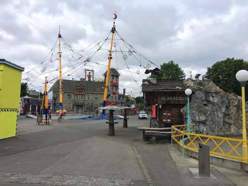 Dunkle Regenwolken über dem gesperrten Prater während der Corona Pandemie