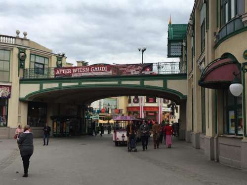 Der belebte Riesenradplatz während der Wiener Wiesn 2017