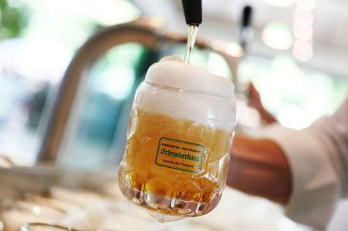 Ein Krügerl Budweiser wird gezapft - Original Budweiser Budvar gibt es ausschließlich im Schweizerhaus
