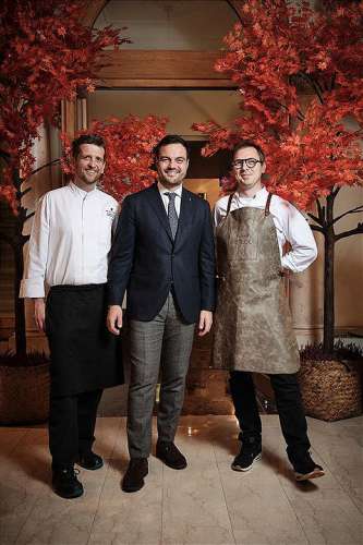 vl.n.r. Dstrikt Chefkoch Stephan Zuber, Christian Zandonella (General Manager, The Ritz-Cartlton Vienna) und Gastkoch Max Stiegl (Gut Purbach)