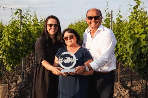 Daniela Salzl-Tschida, Lisa & Hans Tschida zeigen im Weingarten stolz die Trophäe