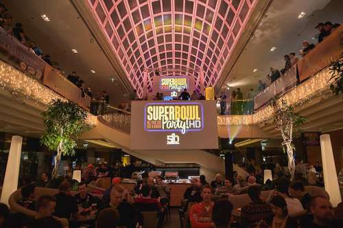 Superbowl Party in der großen Atriumhalle des Vienna Marriott