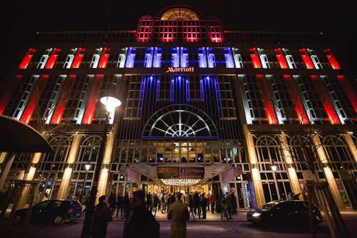 Festlich in rot-weiss-blau beleuchteter Eingang des Vienna Marriott