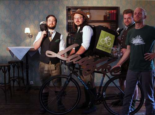 Jakob Schönberger, Herbert König, Markus Neuhold, Daniel Hofko (Velofood) (v.l.n.r.) mit Fahrrad samt Veloffod-Tasche