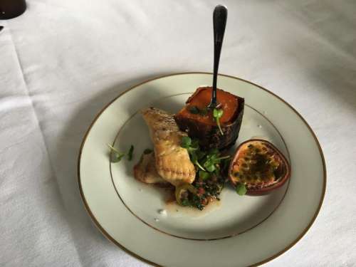 Welsfilet mit gebackener Süßkartoffel, Geflämmter Maracula und Jalapeno-Tomatensalsa, zubereitet von Heuer am Karlsplatz? Sous Chef Stefan Koprax und Junior Sous Lukas Stagl