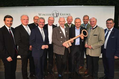 V. l. n. r.: Mag. Reinhard Karl, Bgm. Dr. Reinhard Resch, Pfarrer Markus Fellinger, Landtagspräsident Mag. Karl Wilfing, Bischof Dr. Alois Schwarz, Dir. Franz Ehrenleitner, MAS, Obmann Franz Bauer, Ing. Ludwig Holzer, MSc, Vizepräsident Otto Auer, La