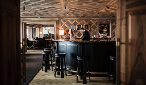 Bar und Lounge des Hotel Almhof Schneider in Lech, eines von nur 2 österreichischen (und 5 insgesamt) Hotels mit 100 Punkten