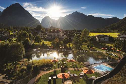 Idyllischer Blick auf die Außenanlage im Sommer