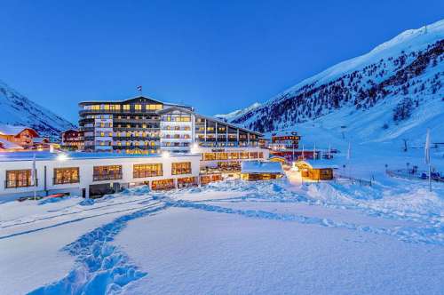 Winterliche Außenansicht nachts im Alpen-Wellness Resort Hochfirst