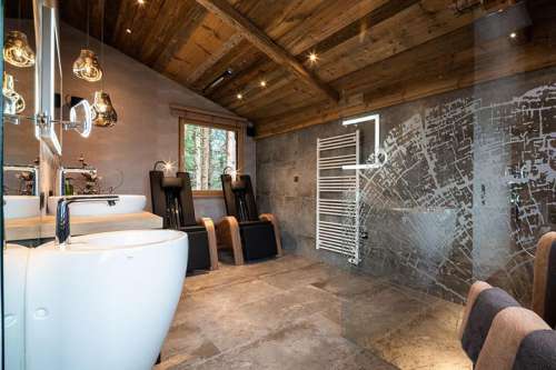 Badezimmer des Baumhauses mit Infrarot-Liegen zum Entspannen