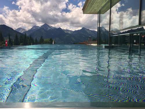 Blick über den Aussen-Infinity Pool in das atemberaubende Panorama