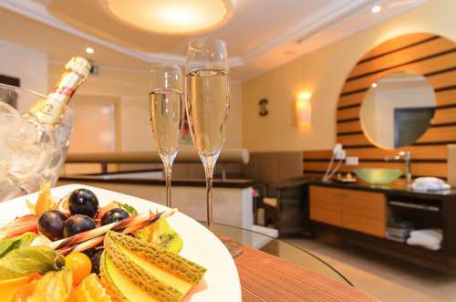 Private Spa, im Vordergrund Obstteller und zwei Gläser Sekt