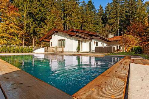 Chalet mit Outdoor-Pool im Sommer