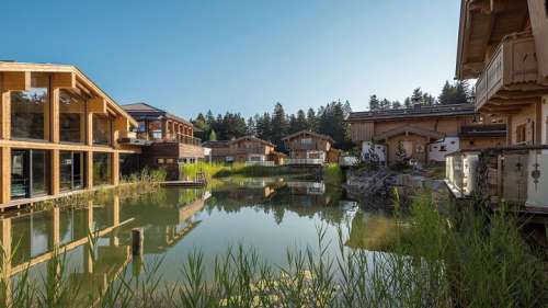 Chalets mit traumhaften Badeteich