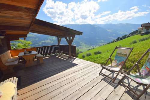 Die Waldhütte Wachterhof ist mitten in der Natur gelegen - im Bild die Holzterrasse mit zwei Liegestühlen