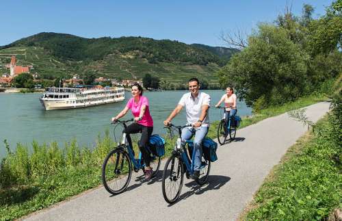 Radeln am Donauradweg - MS Primadonna im Hintergrund